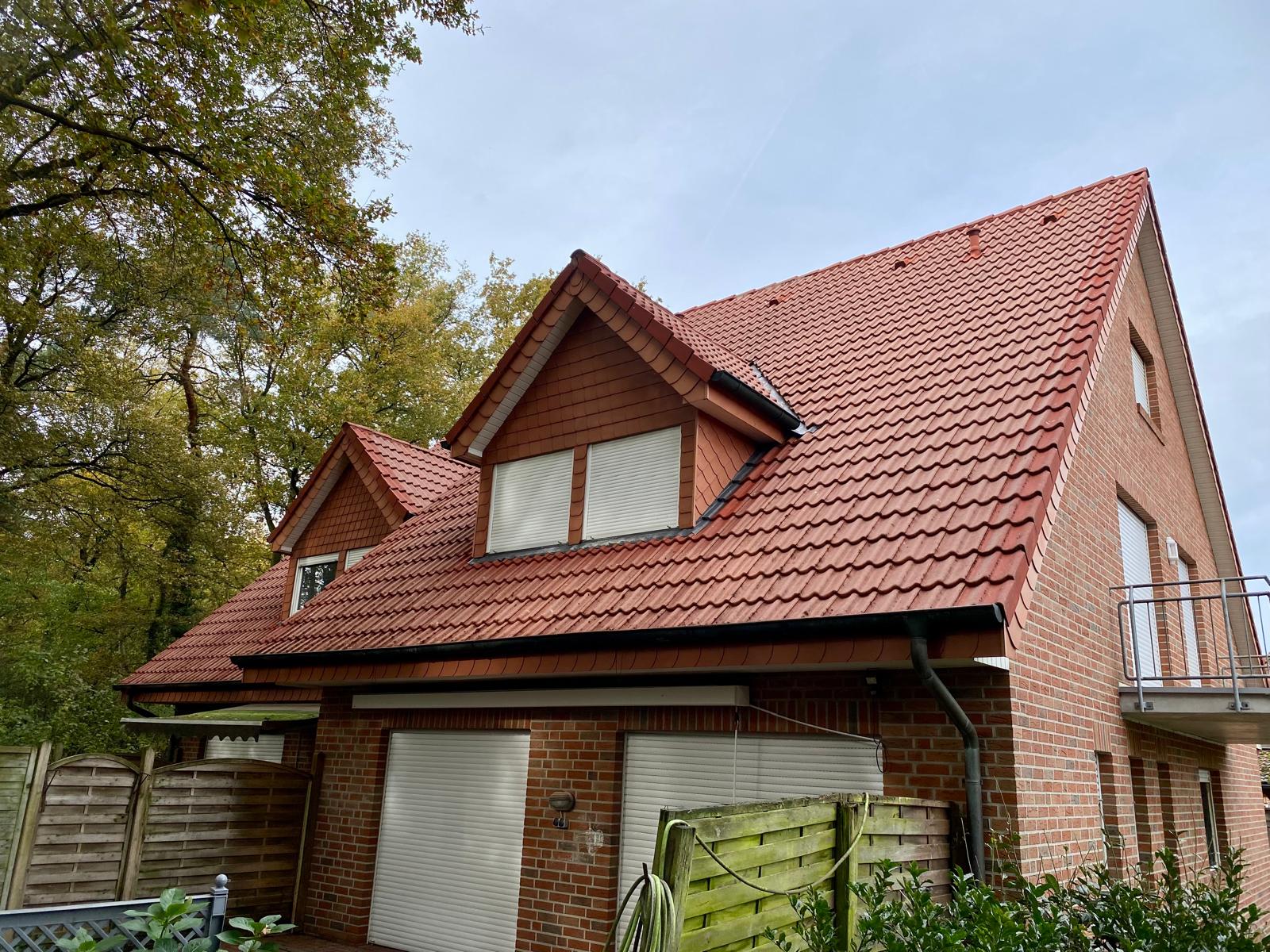 Dach nach der Moosentfernung: Sauber und gesch&uuml;tzt durch unseren Service.