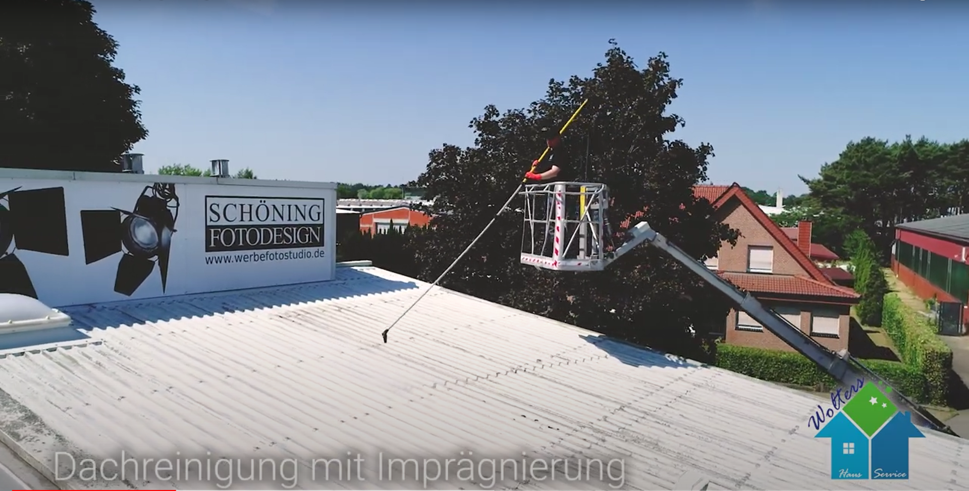 Moosentfernung im Einsatz: Wir nutzen den Steiger f&uuml;r maximale Sicherheit.